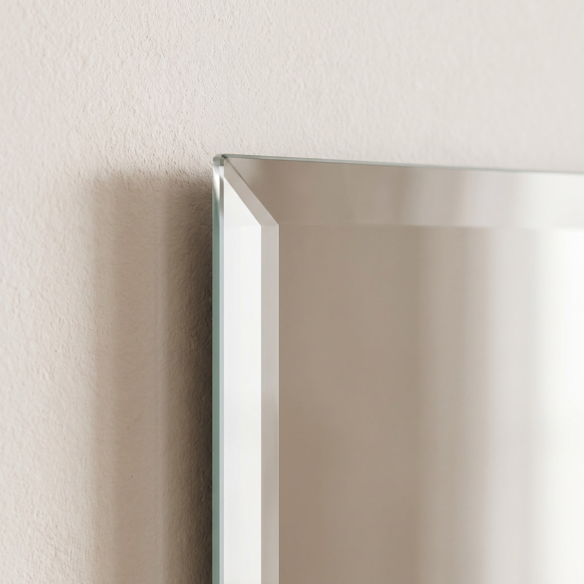 Nuvelle square corner and bevelled glass edge detail