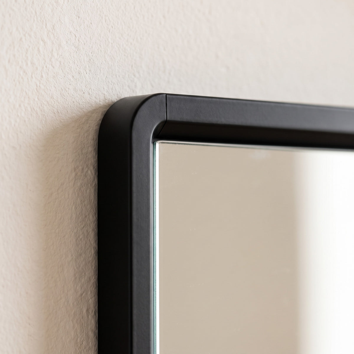 Sabelle rounded black frame corner detail